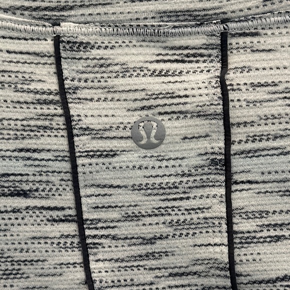 lululemon run it out tee (color: tiger space dye black white, size: 4) - Picture 4 of 4